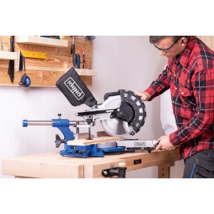 Scheppach HM254 Kapp-/Zugsäge in Aktion mit Mann. Ideal für präzise Holzschnitte in der Werkstatt.