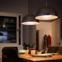 Philips LED E27 Tropfenlampe, 2,2W, warmweiß, in Wohnraum mit Esstisch und Hängelampen.