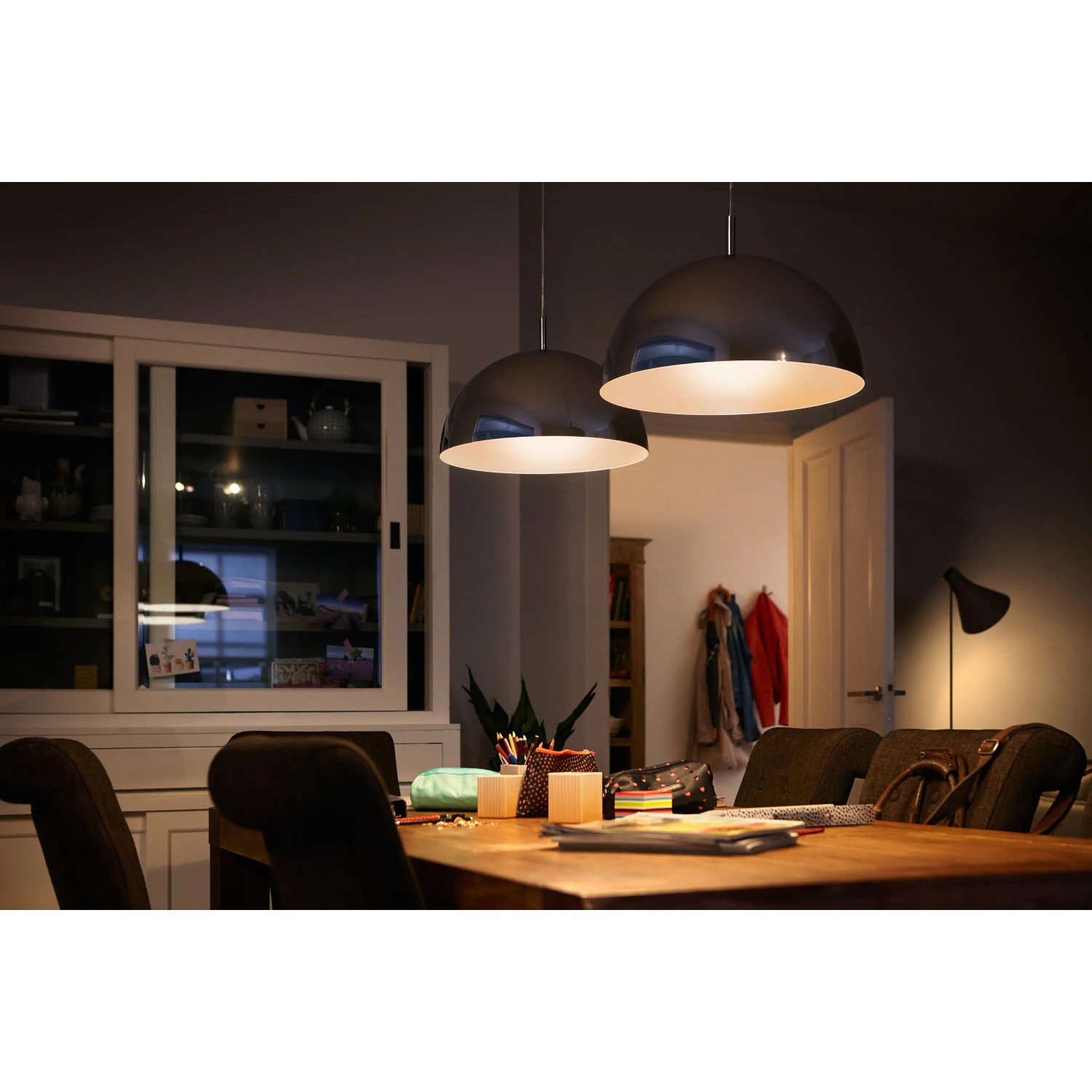 Philips LED E27 Tropfenlampe, 2,2W, warmweiß, in Wohnraum mit Esstisch und Hängelampen.