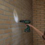 Bosch Akku-Schlagbohrmaschine Advanced Impact 18V-80 beim Bohren in eine Ziegelwand.