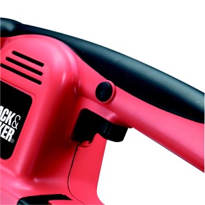 Detailaufnahme: Black+Decker Schwingschleifer KA274EKA, 310 W, rote Gehäuseelemente, schwarzer Griff.