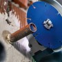 Bosch Expert Carbide Multi Wheel Trennscheibe 115mm im Einsatz zum Schneiden eines Rohres.