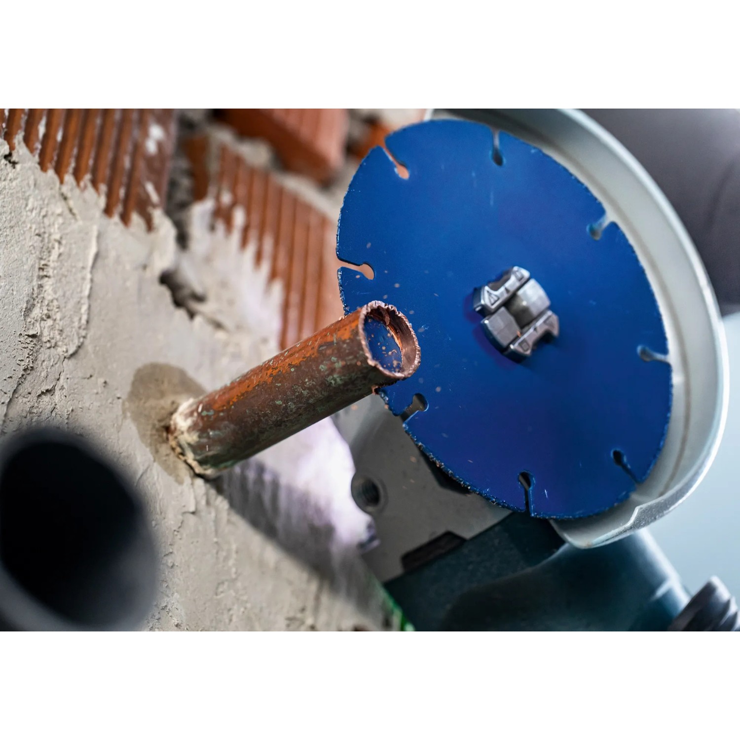 Bosch Expert Carbide Multi Wheel Trennscheibe 115mm im Einsatz zum Schneiden eines Rohres.