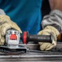 Bosch Expert Handgriff mit Vibration Control M10 am Winkelschleifer in Nutzung.