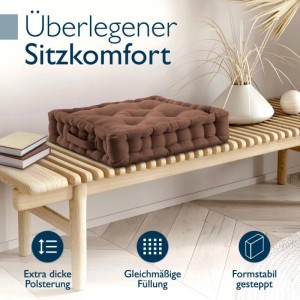Beautissu Mila Stuhlkissen 4er Set, 40x40cm, braun, auf einer Holzbank.
