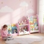Rosa AIYAPLAY Kinderregal aus MDF mit Büchern und Spielzeug. Ein Kind liest davor. Montessori-Design für geordnete Kinderzimmer.