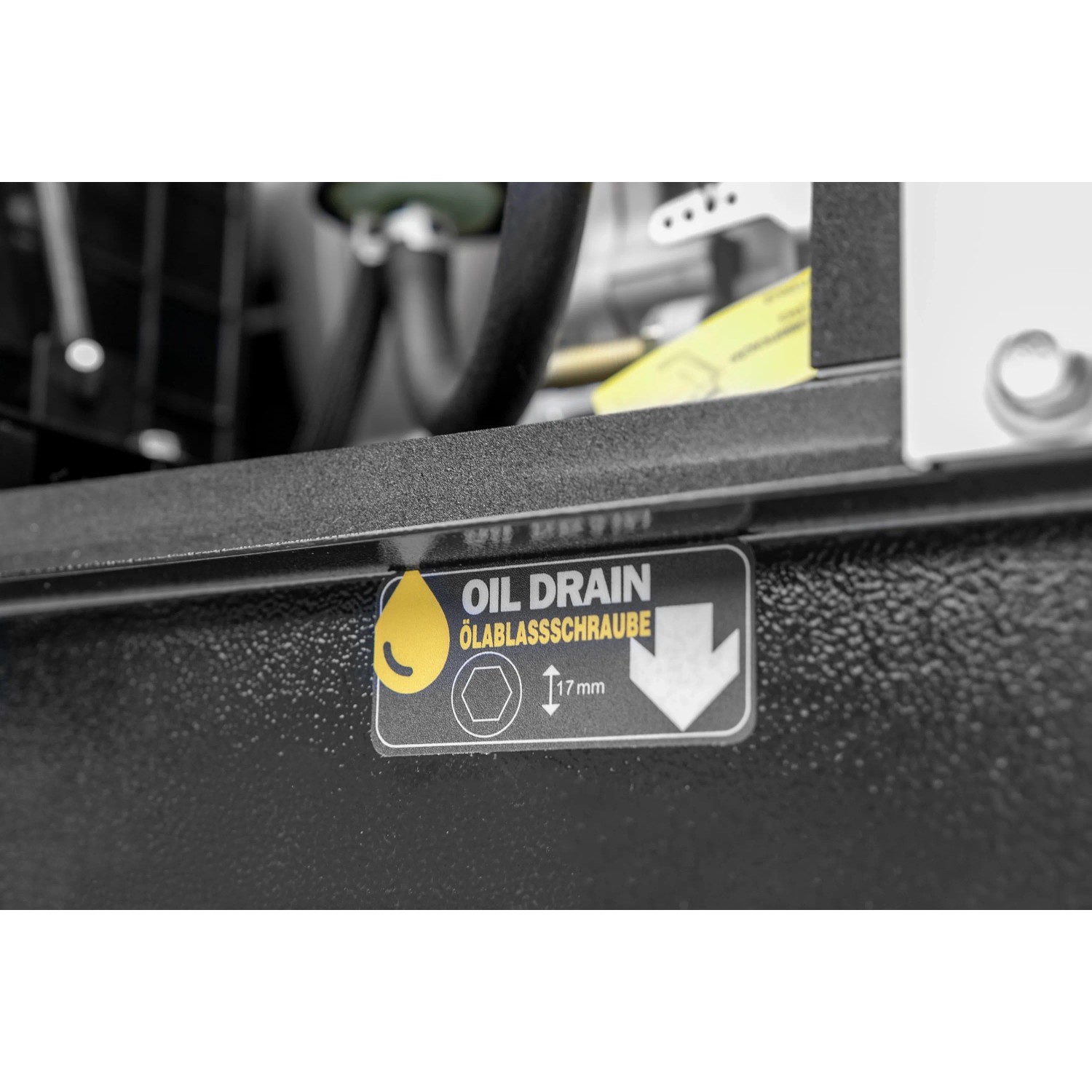 Detailaufnahme: Ölablassschraube am Hyundai Silent Diesel-Generator.