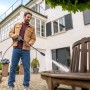 Mann reinigt Holzbank mit Kärcher Hochdruckreiniger K 3 Premium auf Terrasse. Ideal für Haus- & Gartenreinigung.
