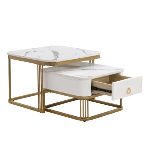 Zwei weiße, stapelbare Couchtische mit Marmoroptik und goldenem Metallgestell. Eine Schublade ist geöffnet.