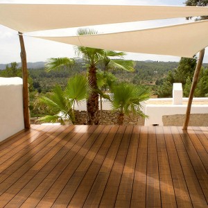 CoBAM® Bambus Terrassendielen in Coffee Select auf einer Terrasse mit Palmen und Sonnensegel.