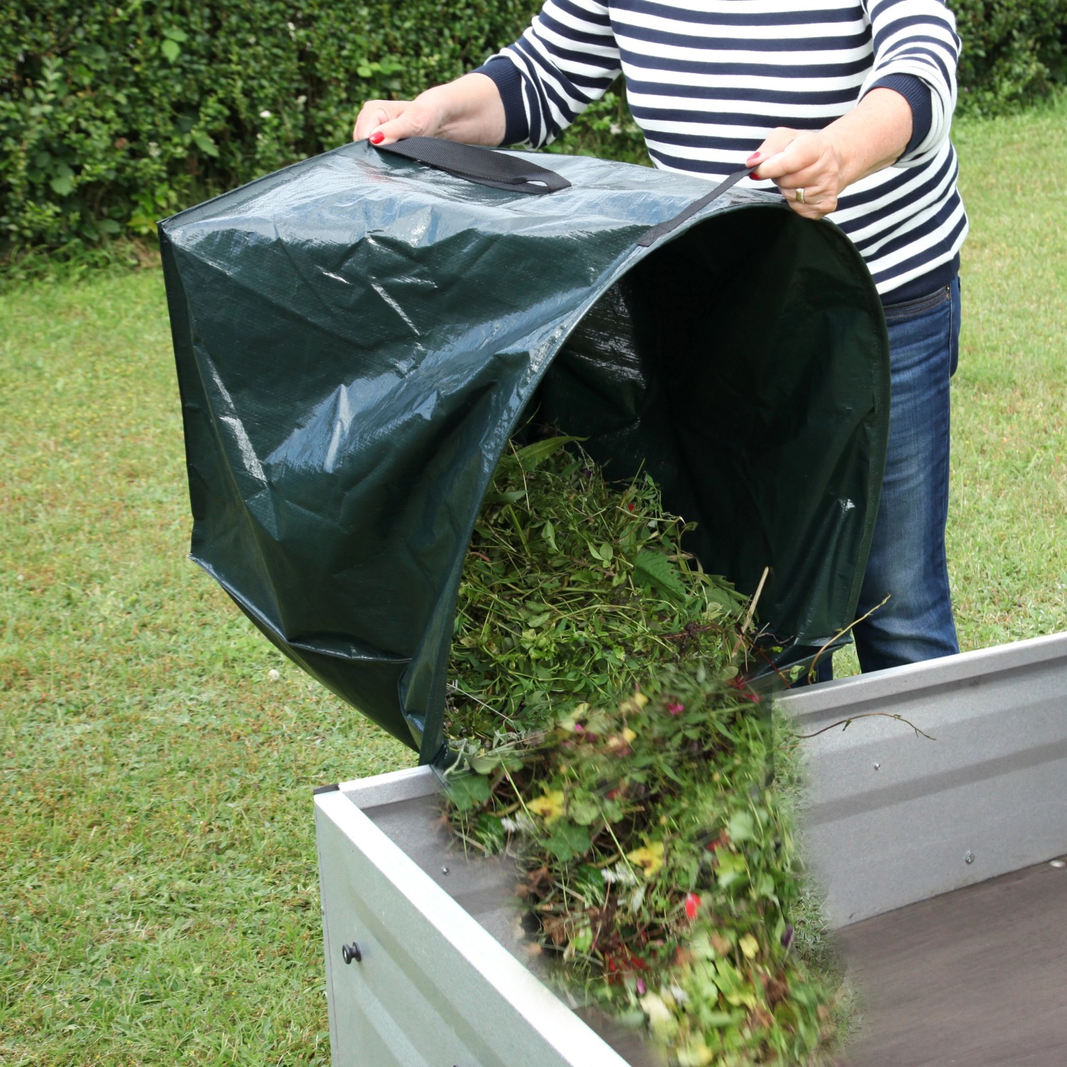 Gartenabfallsack Easy mit Kehrkante beim Entleeren von Gartenabfällen.