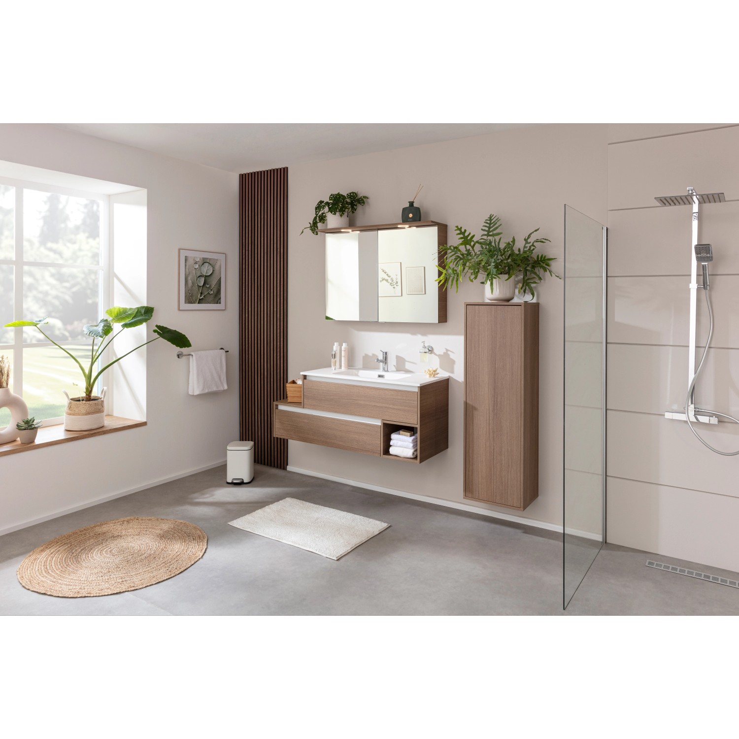 Modernes Badezimmer mit Fackelmann Waschbecken Vita, 101 cm, matt weiß, mit Unterschrank und Spiegelschrank.