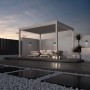 Helle Aluminium-Terrassenüberdachung (3x4m) mit elektrischem Lamellendach und integriertem LED-Licht auf moderner Terrasse.