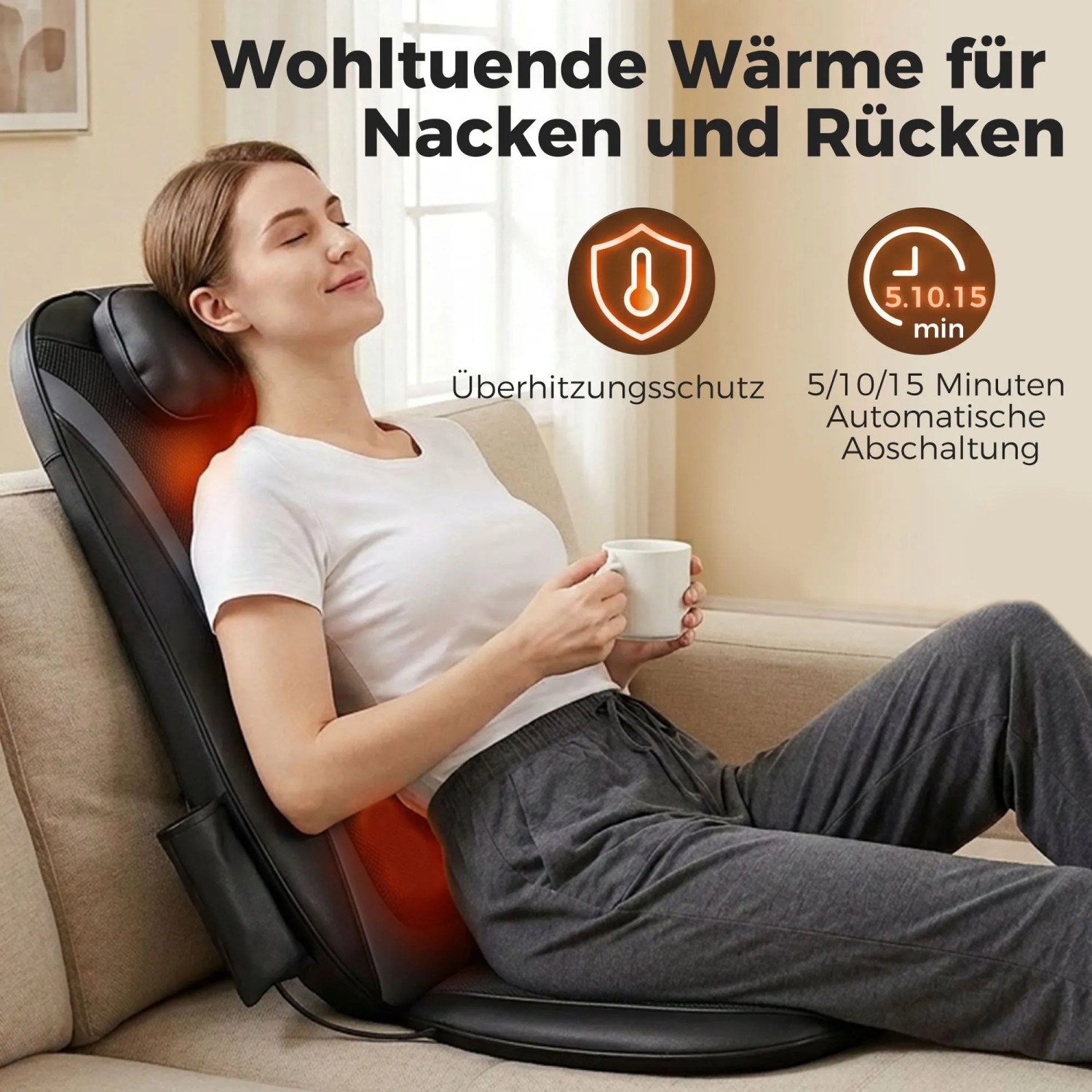 Frau entspannt auf Sofa mit schwarzer HOMCOM Massagesitzauflage aus Leder/Stoff. Bietet Wärme für Rücken und Nacken.