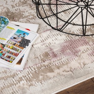 Detailansicht: Obsession Teppich My Bolero 810 Lavendel mit abstraktem Muster und Magazinen.