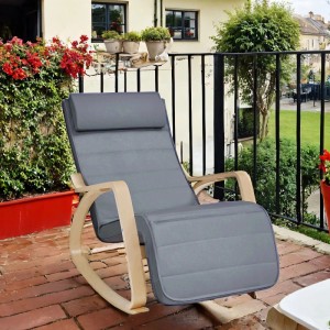 Grauer Songmics Schaukelsessel Teou mit verstellbarer Fußstütze auf einer Terrasse.