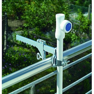 Schneider Balkonklammer für Sonnenschirm am Geländer befestigt.