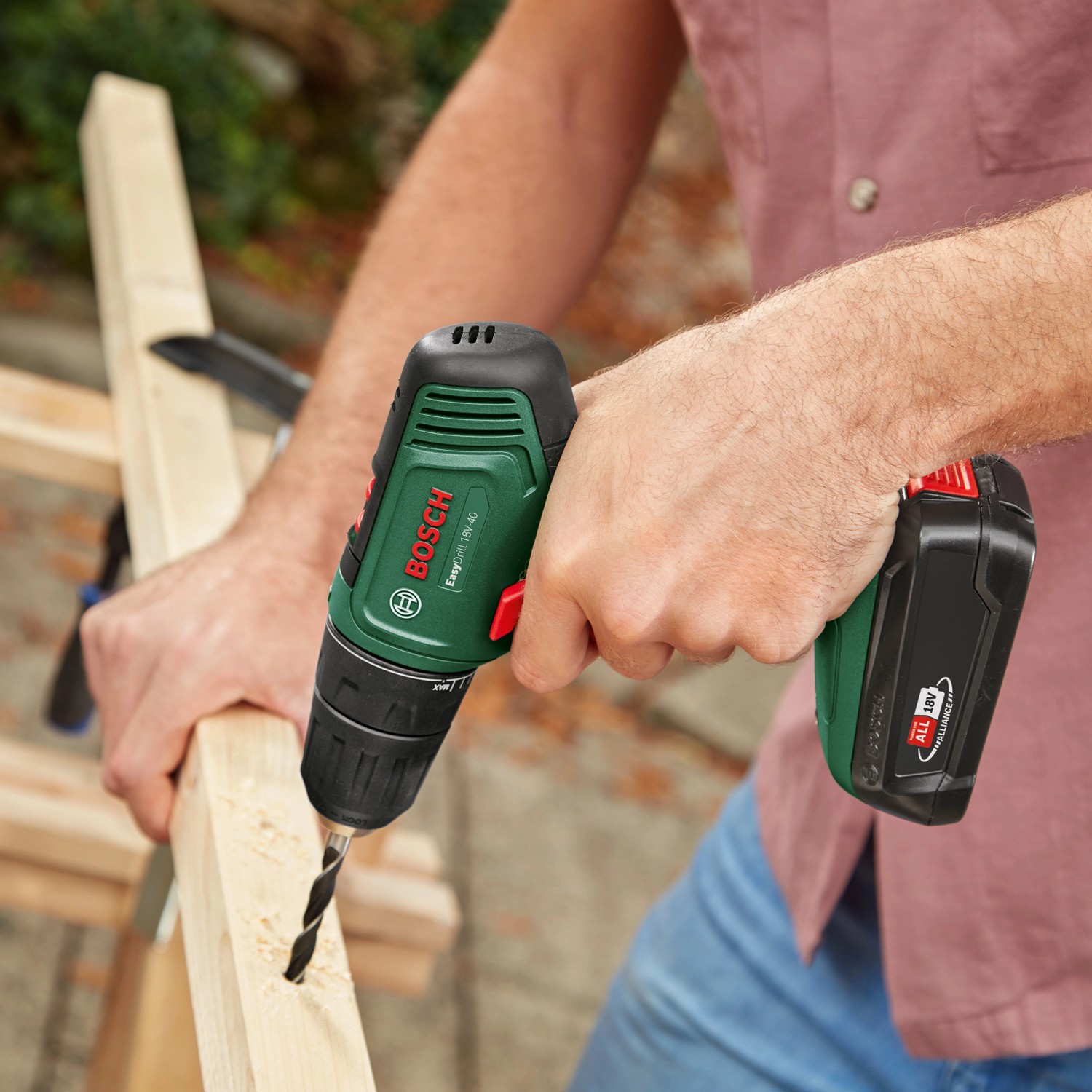Bosch EasyDrill 18V-40 Akku-Bohrschrauber beim Bohren in Holz.