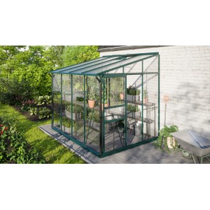 Vitavia Anlehngewächshaus Ida 5200 in Smaragd mit Regalen und Pflanzen an Hauswand.