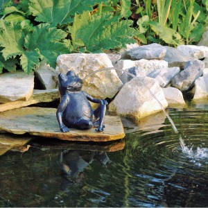 Ubbink Wasserspeier Frosch (205 cm) als Teichdeko im Garten.