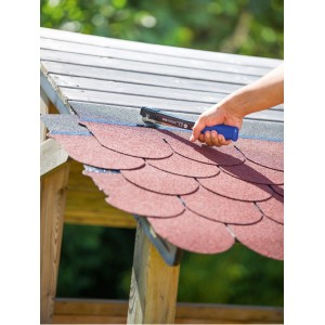 LUX Hammertacker Comfort im Einsatz zum Anbringen von Dachpappe mit 6 mm Feindrahtklammern.