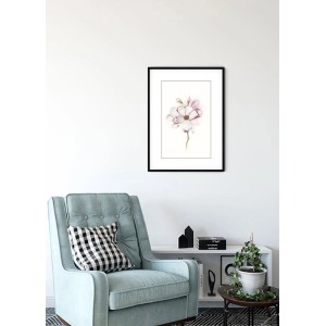 Wandbild Magnolia Blossom (30x40 cm) im schwarzen Rahmen über Sessel.