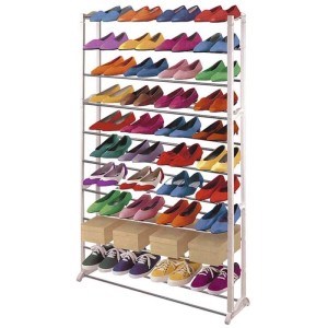 Schuhregal mit ca. 40 Paar Schuhen in verschiedenen Farben und zwei Boxen.