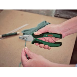 Bosch Kombinationszange (180 mm) schneidet Draht. Zange mit grünem Griff.