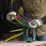 Bosch EasyChain 18V-15-7 Akku-Gehölzschneider wird geölt.