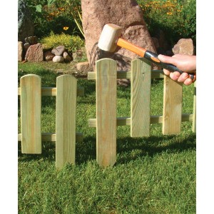 Mini Steckzaun wird mit Gummihammer in den Rasen eingeschlagen.