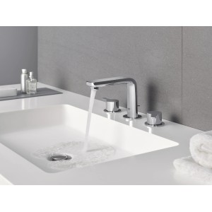 Grohe Lineare 3-Loch Waschtischarmatur in Chrom mit Wasserstrahl im Waschbecken.