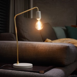 Osram E27 LED Lampe in Glühlampenform, 6,5W, warmweiß, in einer Tischleuchte.