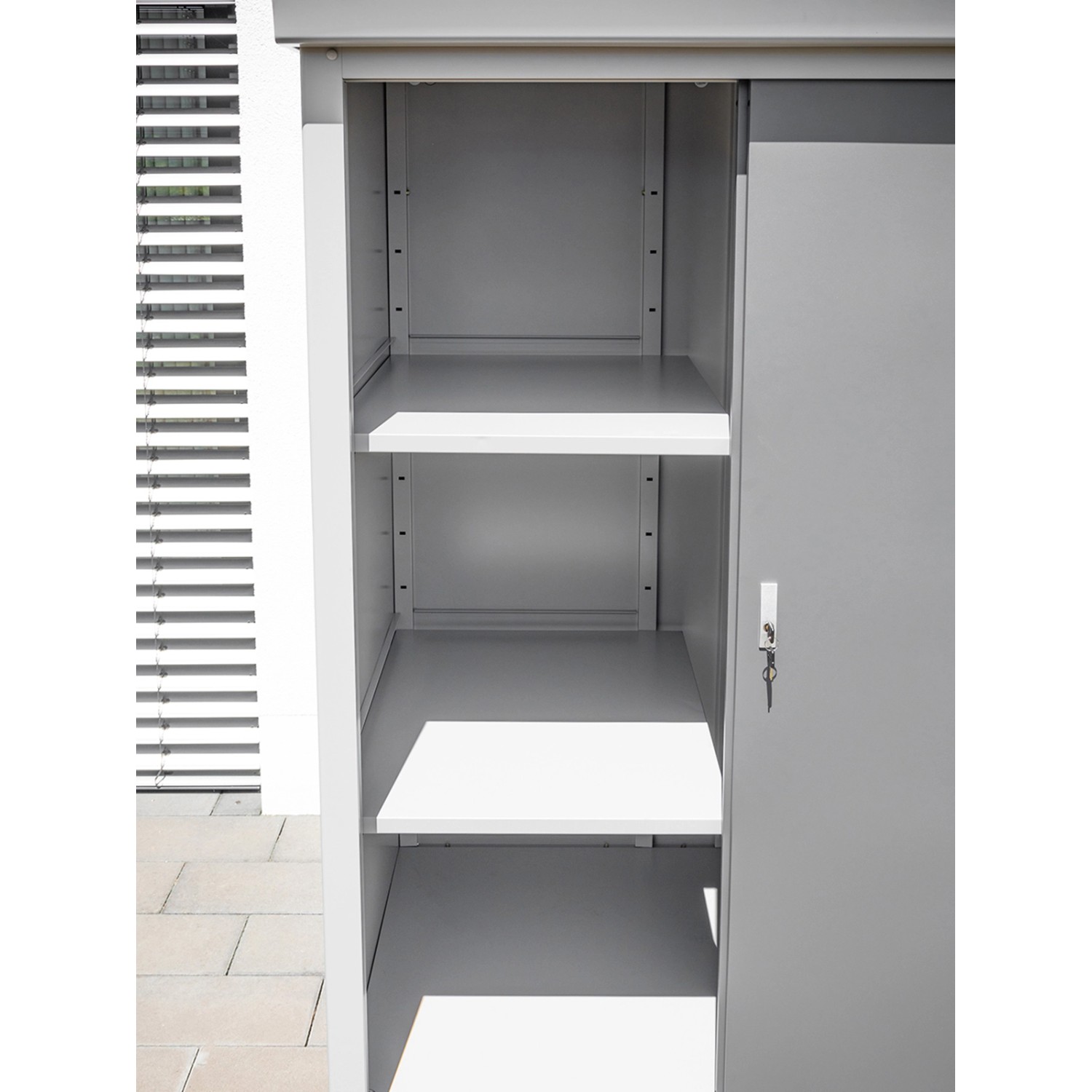 Offener, grauer Trimetals Geräteschuppen Guardian mit zwei Regalböden und Schiebetür.