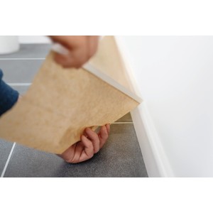 Tesa Abdeckpapier mit Klebeband zum Schutz von Fußleisten beim Malern.