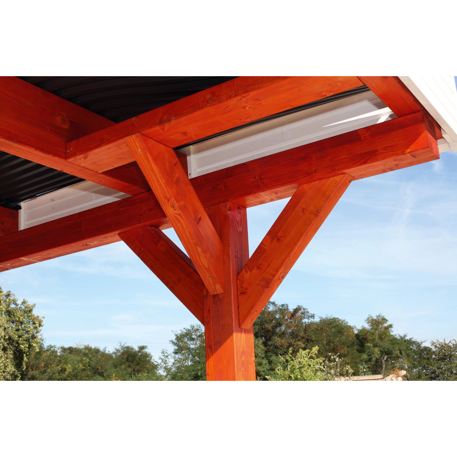 Detailansicht eines hellen Eiche Skan Holz Carports mit Aluminiumdachplatten und Holzpfosten.