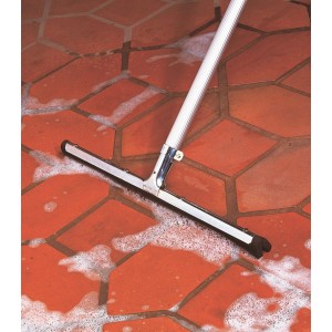 Unger WaterWand Bodenwischer 45 cm in Schwarz beim Trocknen von Fliesen.