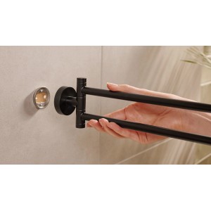 Tesa Moon Black Handtuchhalter, 2-armig, schwarz matt, mit Klebelösung an Wand montiert.