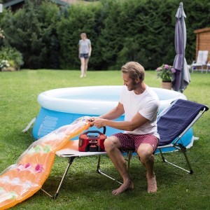 Einhell Akku-Luftpumpe Pressito 18/21 Solo beim Aufpumpen einer Luftmatratze im Garten.