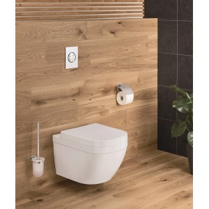 Grohe Wand-WC Euro Keramik, spülrandlos, Alpinweiß, hängend im Badezimmer.