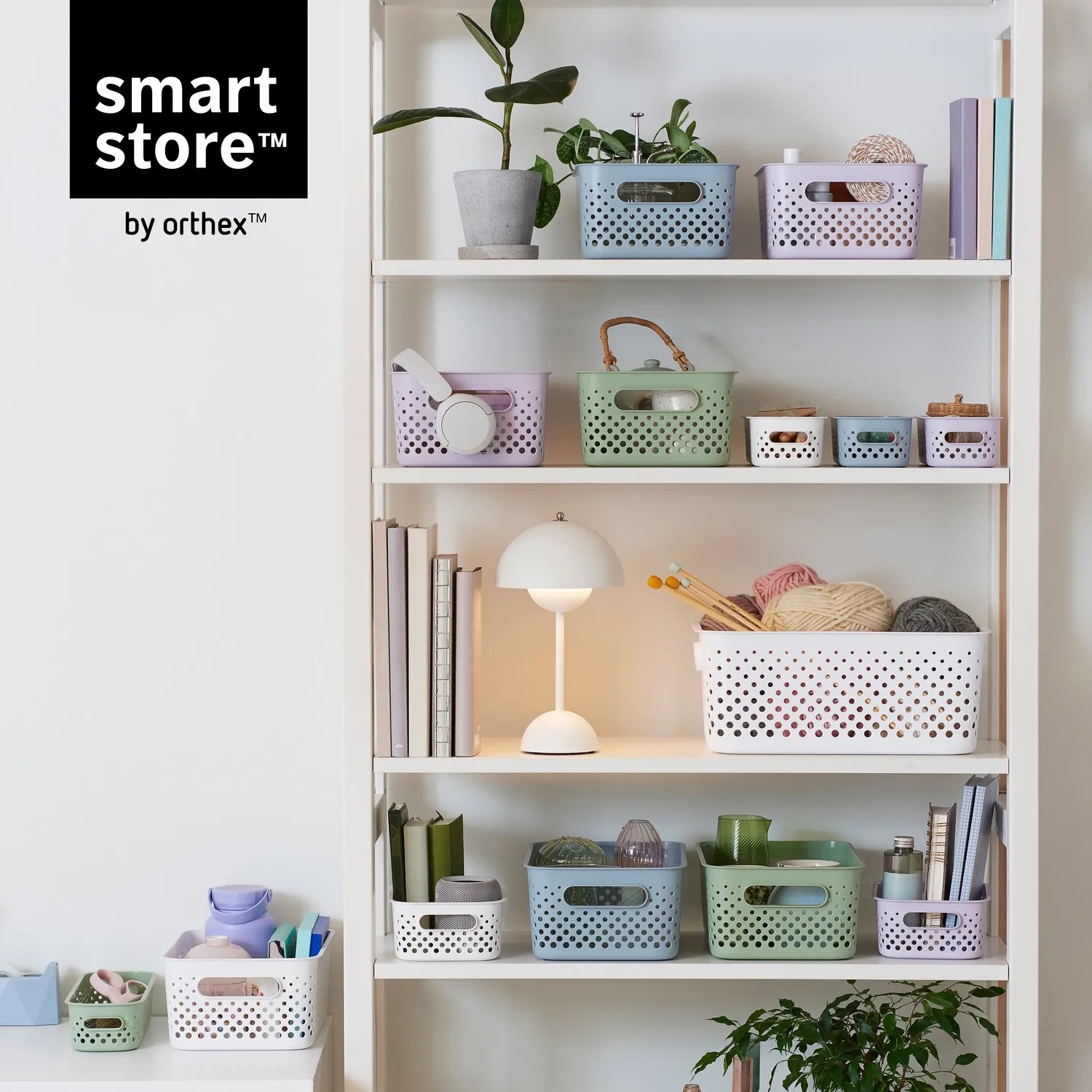 Regal mit SmartStore Essence Aufbewahrungskörben in verschiedenen Farben und Größen.