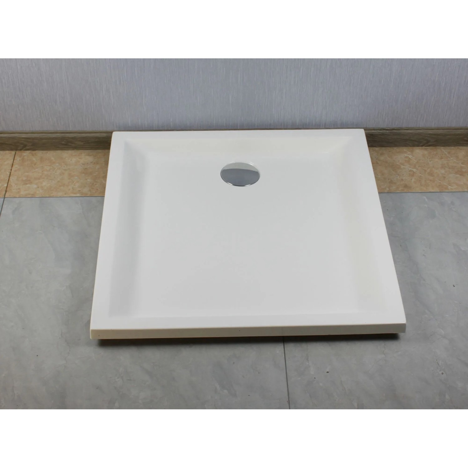 Quadratische, weiße Sanicomfort Duschwanne 90x90 cm mit Ablauföffnung. Ideal für moderne Bäder.