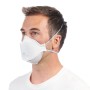 Mann mit 3M Aura FFP2 9320+ Partikelmaske. Komfortabler Atemschutz beim Heimwerken.
