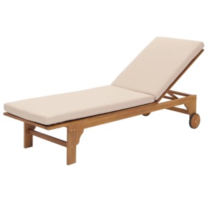 Sonnenliege aus Akazienholz mit creme-beiger Auflage und Rädern.