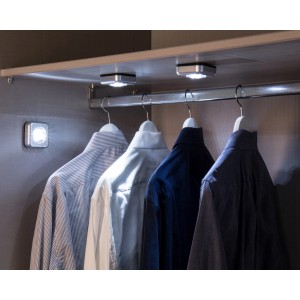 Müller-Licht LED-Unterbauleuchte Triplex Silber im Kleiderschrank.
