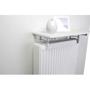 Weisse OBI Heizkörperkonsole mit Regalbrett über Heizkörper, dekoriert mit Vase und Bilderrahmen.