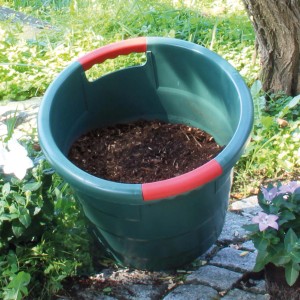 Grünes Garantia Universal-Rundgefäß Toni 45 l mit Erde, zwei rote Tragegriffe. Ideal zum Ernten und Lagern.