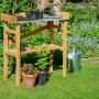Pflanztisch aus imprägniertem Kiefernholz mit Ablagefläche und Gartenzubehör.