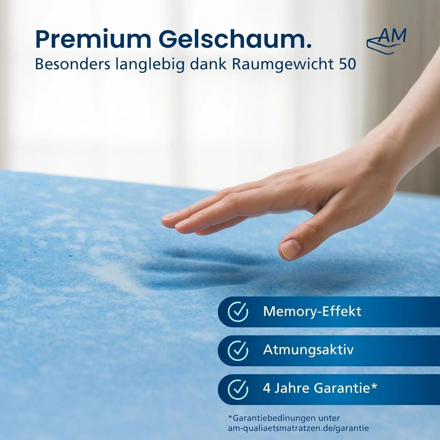 Hand drückt in blauen Gelschaum Topper, zeigt Memory-Effekt. Atmungsaktiver Matratzen Topper RG50 für Schlafkomfort.