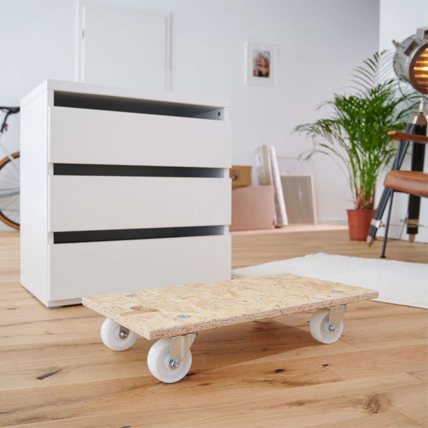 Wagner Transporthilfe mit OSB-Platte und Rollen, Tragkraft 250 kg.