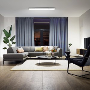 Rechteckige Philips Hue LED Deckenleuchte Aurelle White Ambiance (120x30cm) im Wohnzimmer.